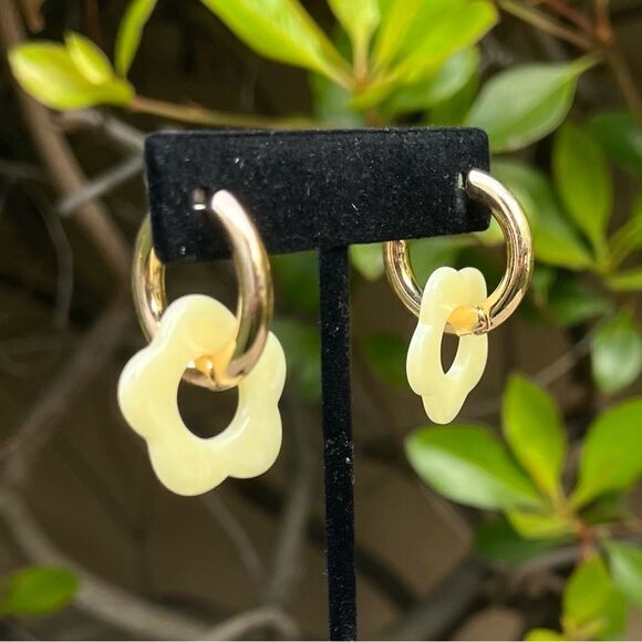 NWT New Urban Outfitters (UO) Saffron (Creme) Flower Charm Huggie Hoop Earrings - Picture 2 of 5